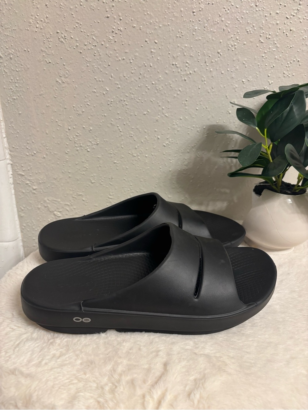 OOFOS Black Slide Sandals - Cushioned Slip-On